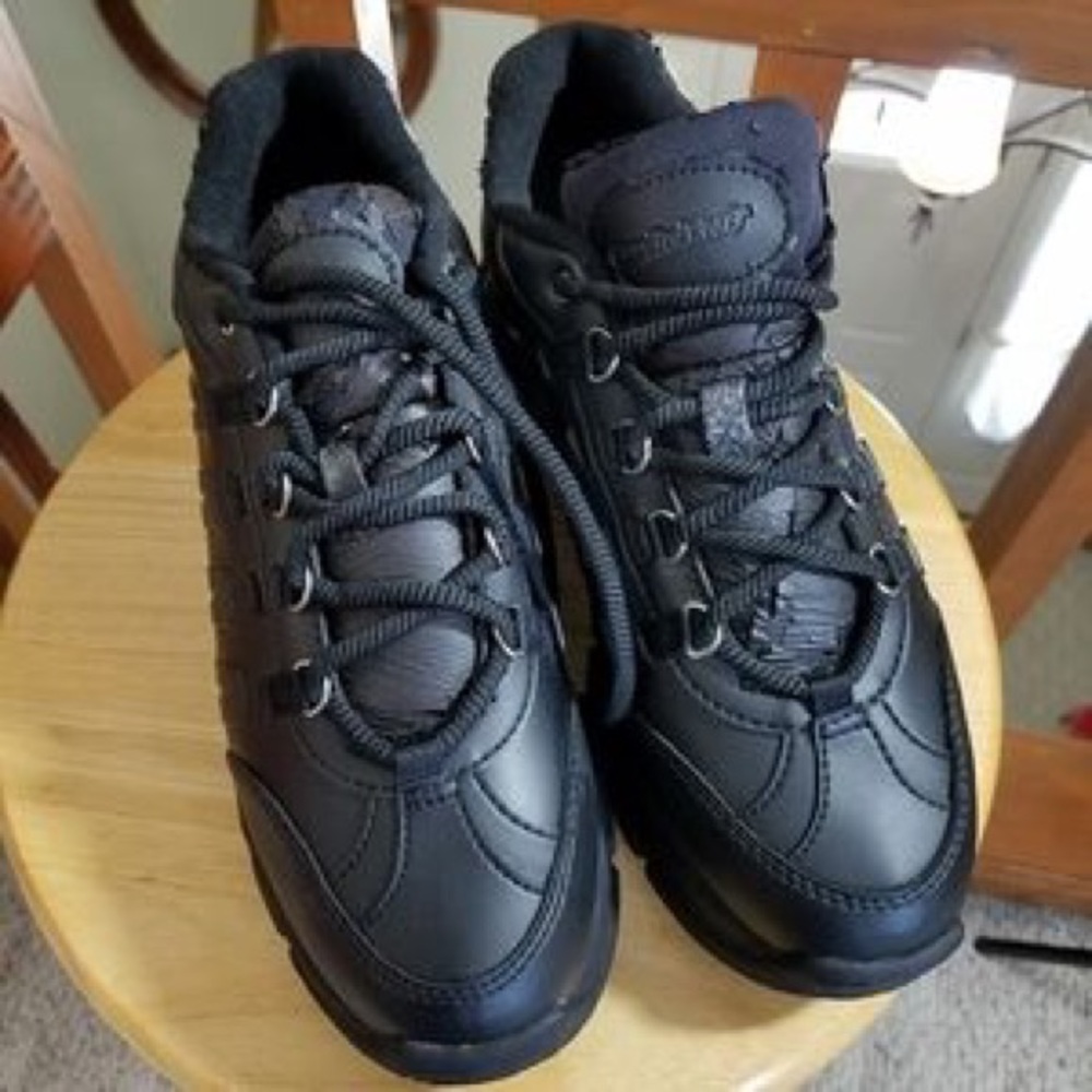 CROSS TREKKERS Black Anti-Slip Shoes Size 7